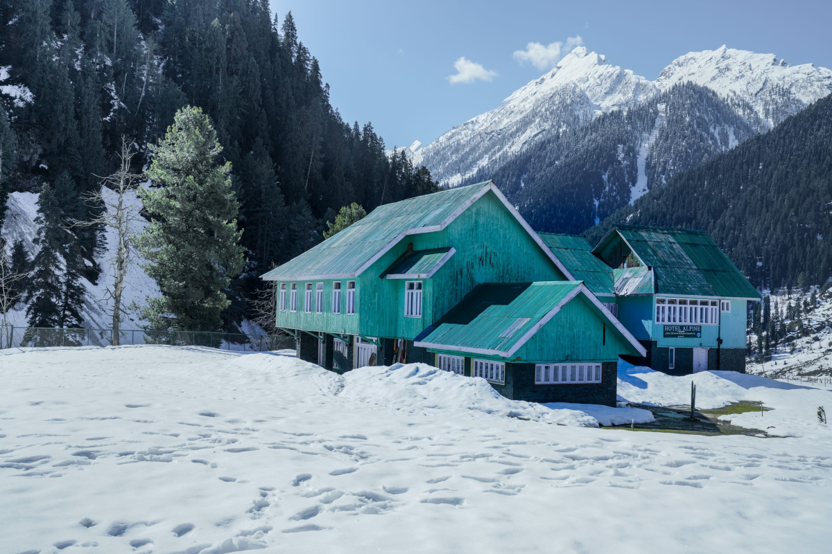 Mesmerizing Kashmir Tour Package 4 Nights 5 Days
