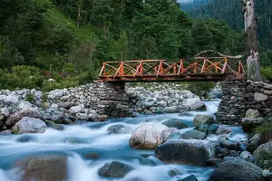 4-Day Scenic Kashmir Valley Tour with Dal Lake and Mughal Gardens