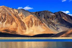 Discover Srinagar: 2 Nights Mughal Gardens and Dal Lake Experience