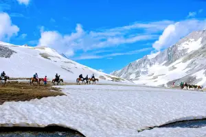 6-Day Scenic Kashmir Tour: Srinagar, Sonmarg, Gulmarg, Pahalgam & Houseboat